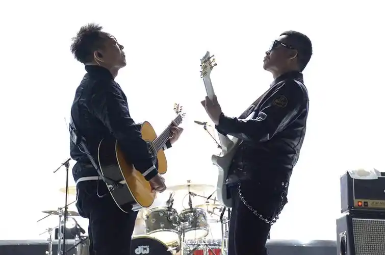 许巍携乐队亮相烟台经典歌曲引爆全场组图