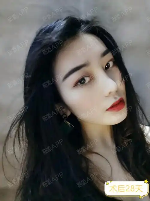 精致小翘鼻弧度自然美的很撩人!