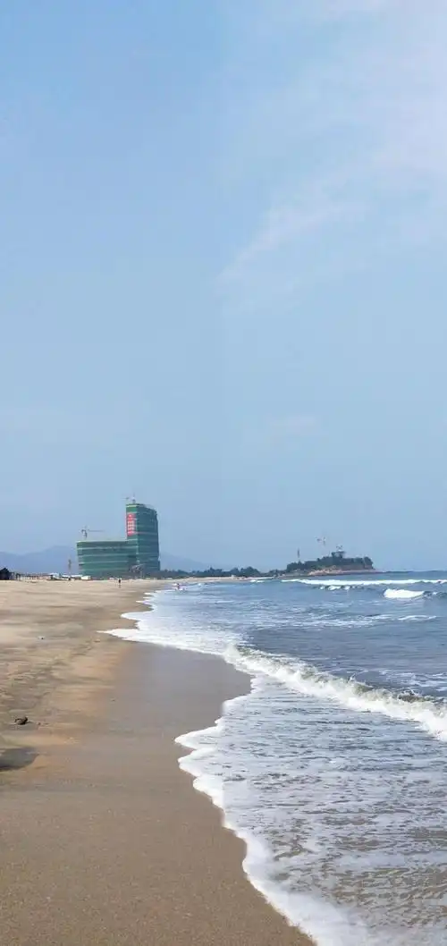 双月湾是惠州休闲度假的首选地,找一家海边的酒店,坐在泳池边的-惠州