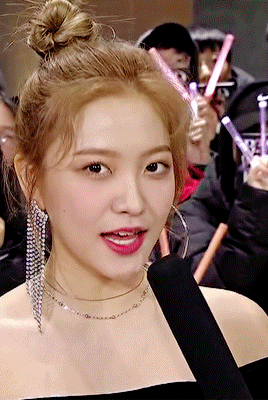 美女耳环丸子头话筒gif动图_动态图_表情包下载_soogif