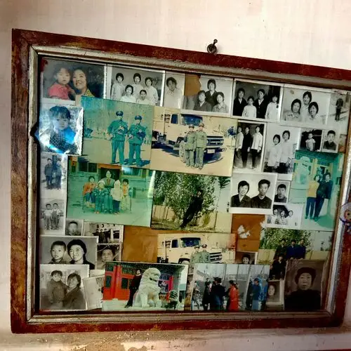 无意中拍到的,这个经过岁月洗礼的老相框,它承载了爷爷奶奶的年轻时代