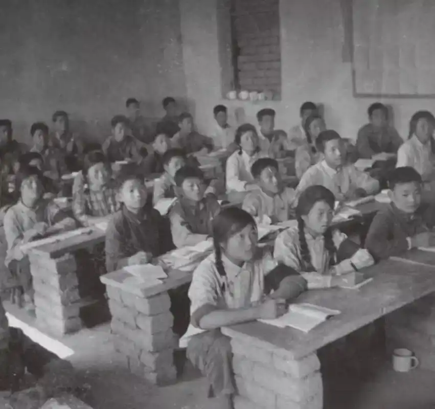 20世纪70年代末,山东,农村小学生用土台子当课桌凳上课