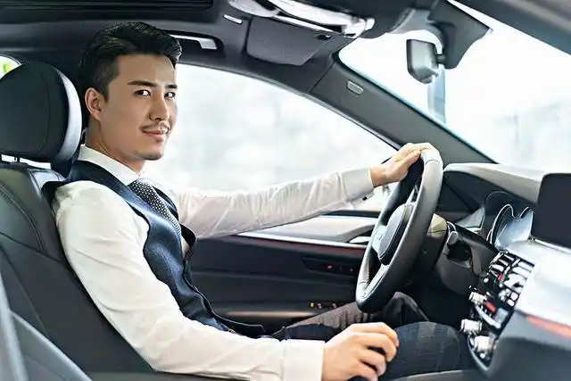建议成熟男人开车时车上常备这7款车品用着方便看着有面儿