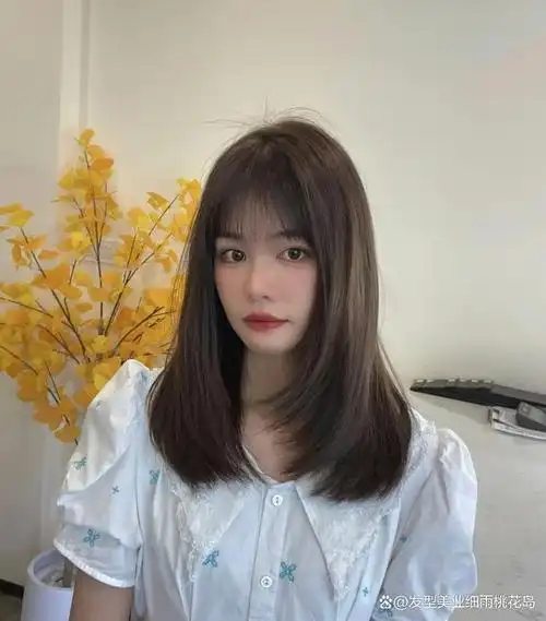 是女生最爱的发型之一,搭配微卷的八字刘海,可以修饰颧骨高,脸型不