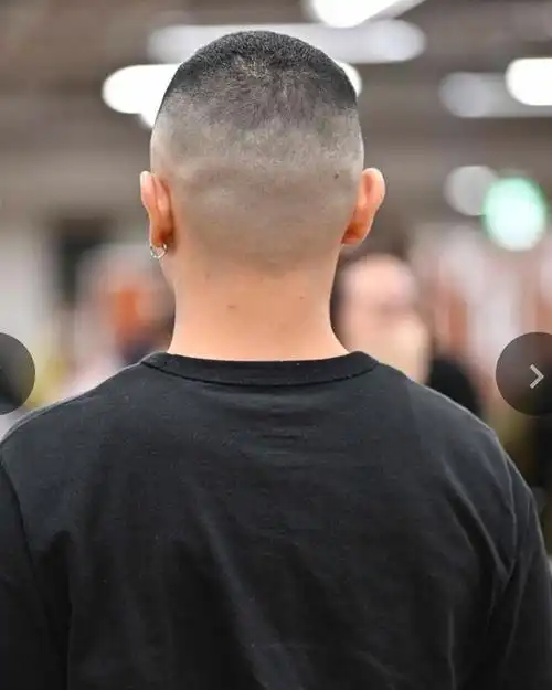 男士寸头是一种非常简洁,干练的发型,通常将头发全部剃光,只留下极短