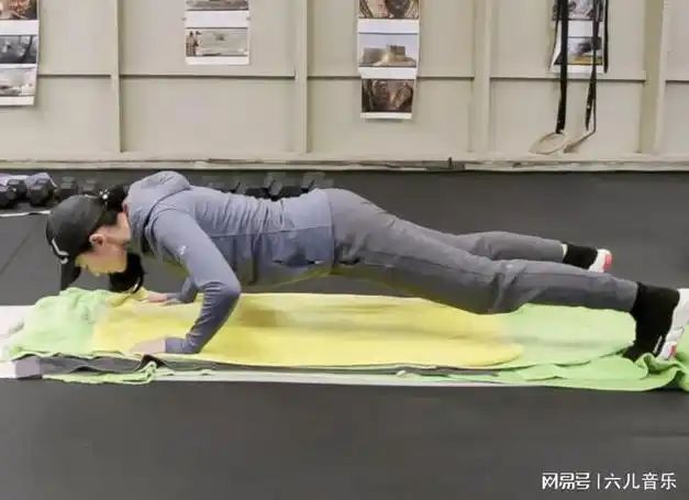 刘亦菲健身成果惊艳曝光胳膊肌肉线条展现女性力量之美