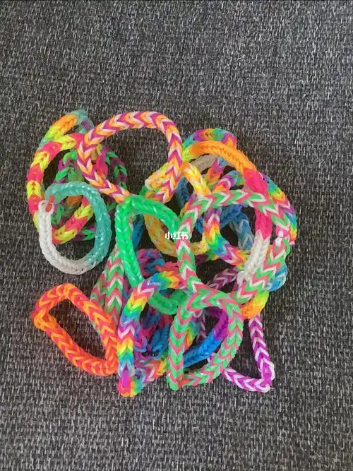 用皮筋编色彩手链