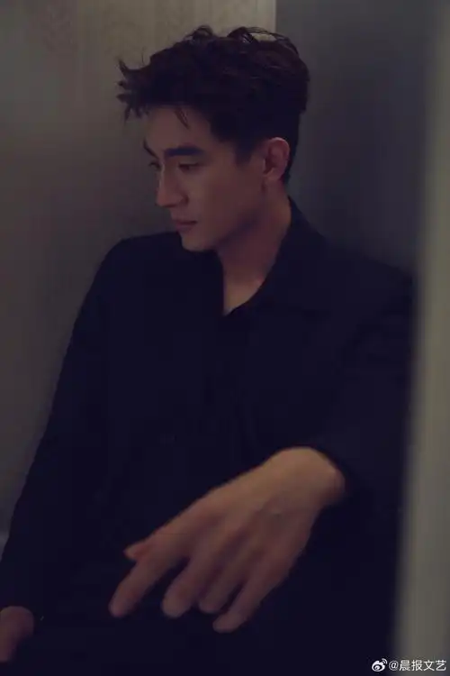 林更新黑衬衫性张力