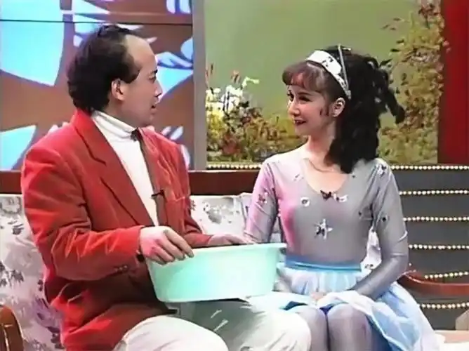 回顾从"小品女王"到被喊离开春晚,蔡明为何会落得今天这个下场