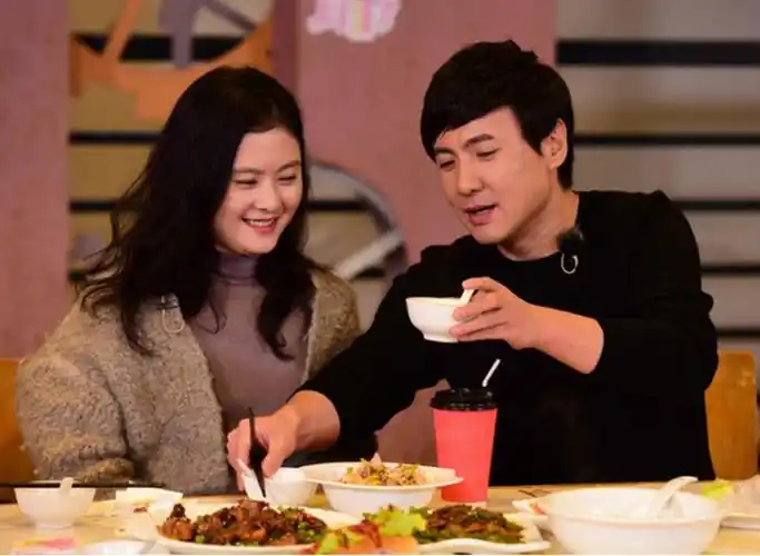 原创沈腾带儿子小狮子参加聚会活泼又机灵老婆王琦和马丽热聊