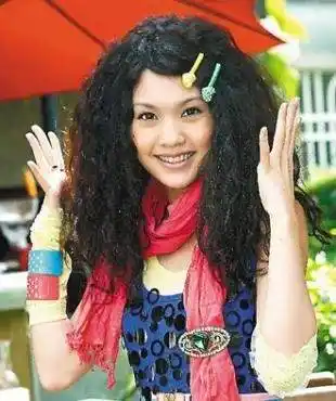 到了《海派甜心》里,她是酷飒的宝珠姐,长头发,齐刘海,外加一簇一簇的