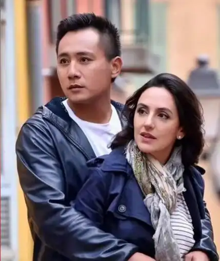 刘烨带老婆去爬山诺一霓娜气质特殊似流浪安娜白发像老太太