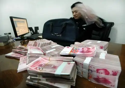 一保安在巡逻时发现一蓝色旅行包,打开后竟然发现百万元人民币