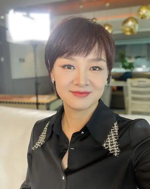 央视主持李小萌真是"衬衫达人",不同色穿出各异质感,都挺美