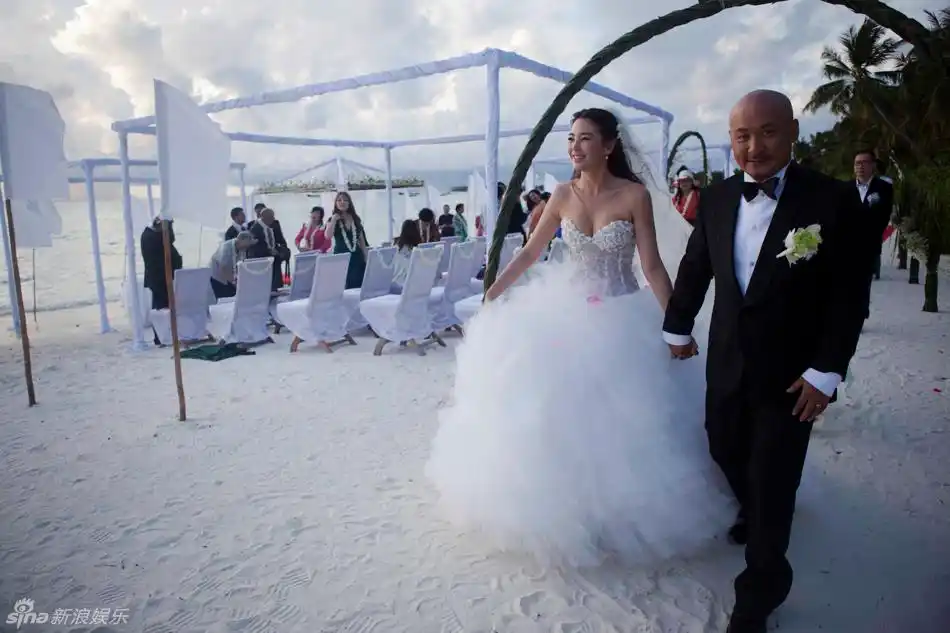 张雨绮王全安大婚闹洞房照曝光