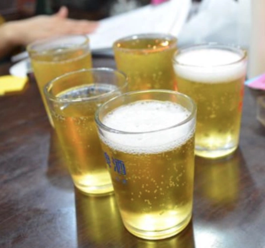 "女性老乡"请吃饭,男子喝了杯啤酒,第二天醒来吓懵_腾讯新闻