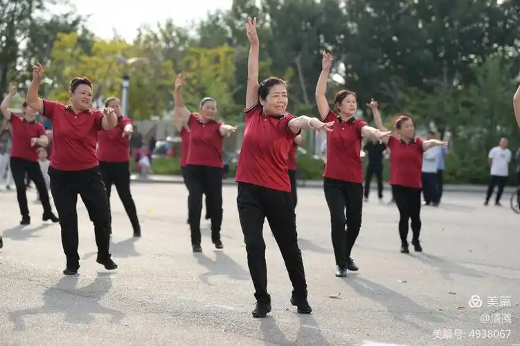 胜北老年服务部:举办"庆国庆 迎中秋"广场舞展演