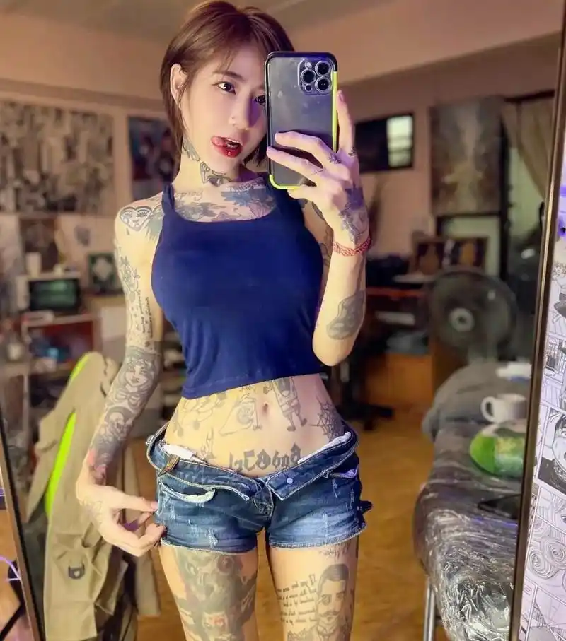 纹身女孩你们喜欢吗 #我是一个纹身师 #满背女孩 #无信仰 - 抖音