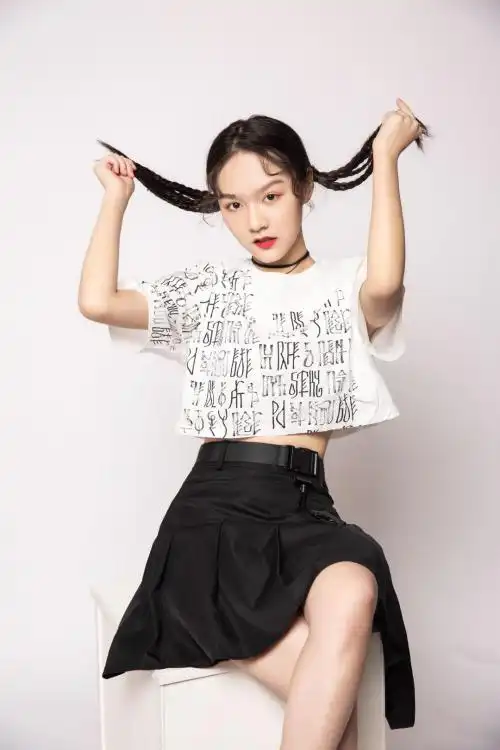 贺美琦16岁形象照,网友:从小美到大,从小酷到大