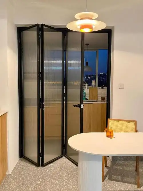 越来越多人厨房不装推拉门!学广东人装"折叠门",真的太明智了