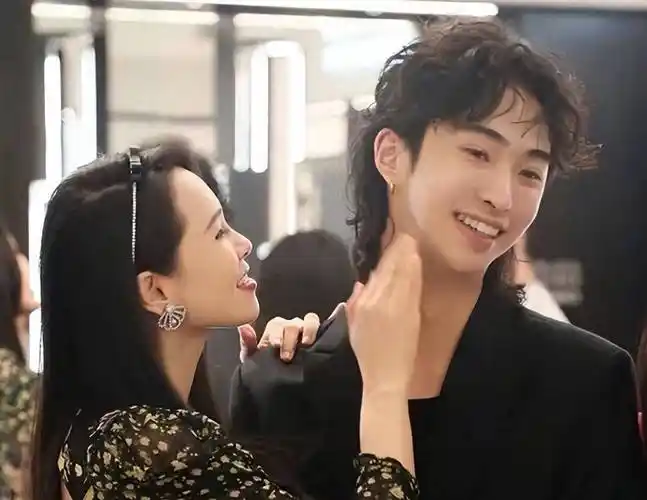 伊能静儿子高调公开取向,晒与洋人男友亲吻照,网友直呼:恶心