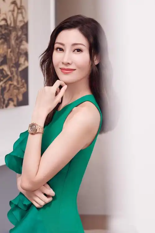 李嘉欣再任马会大使完美诠释优雅高贵