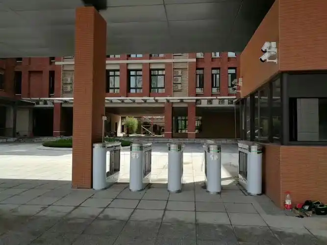 华发集团珠海容闳学校顺利上线"虹华智慧一卡通门禁系统