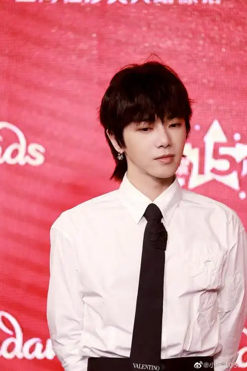 华晨宇入驻上海杜莎#上海杜莎夫人蜡像馆这个笑容太治愈了@华晨宇yyu