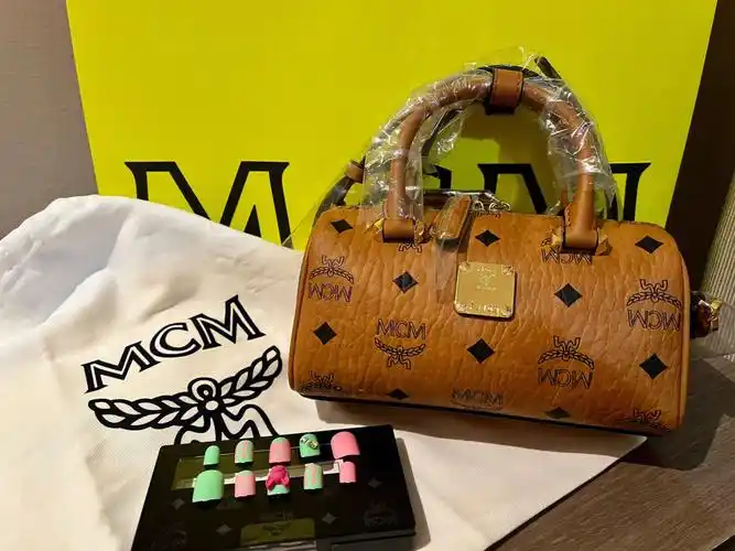 mcm波士顿枕头包迷你干邑色