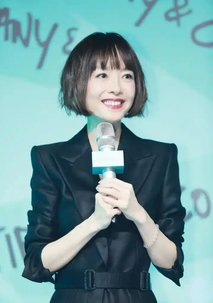 49岁陈鲁豫又换新造型,剪成摩卡波波头,小方脸变瓜子脸,美呆了