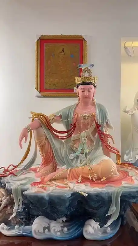 慈悲为怀之人头上有灵光,有菩萨庇佑,无论在情感,事业,财运都有不错的