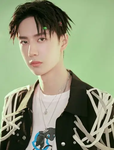 王一博哥特暗黑风造型个性脏辫玩转街头潮流