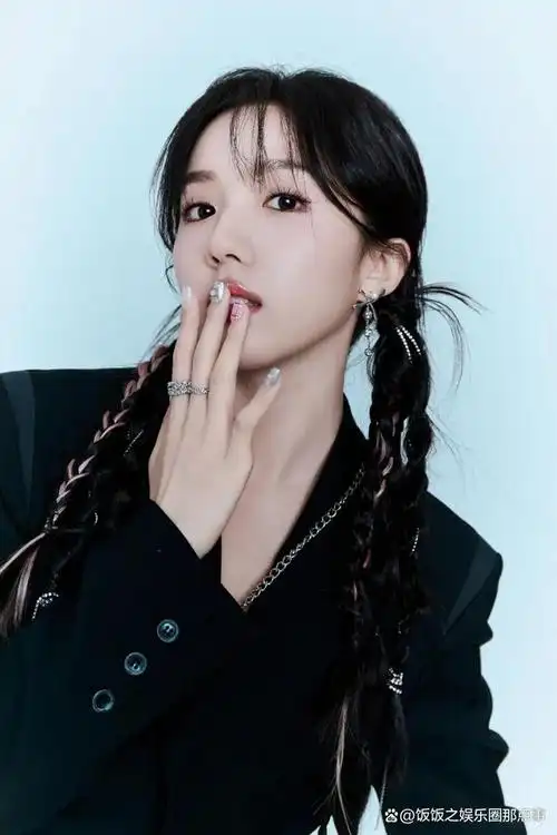 苏晓彤的黑色西装短裙,你喜欢吗?