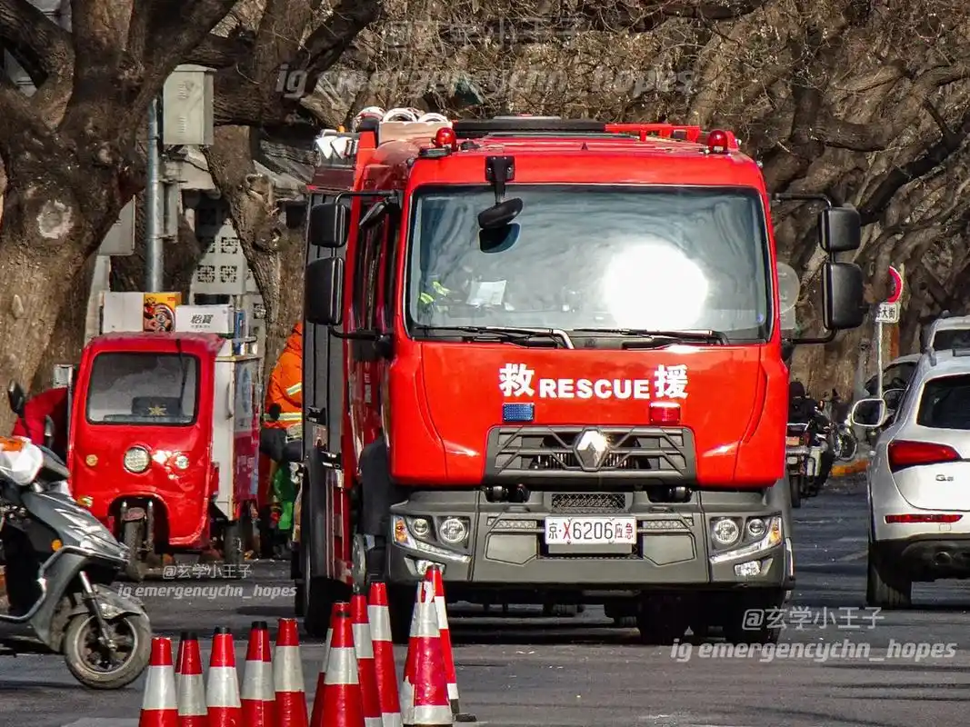 故宫站一号车02 中卓时代泡沫消防车,采用雷诺d12底盘,雷 - 抖音