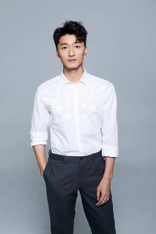 金泽灏白衬衫写真曝光清朗有质眼神撩人