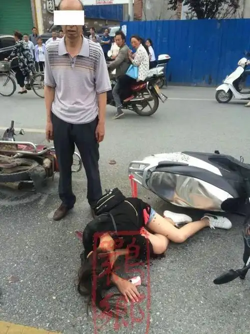 武康路南段丽景花园小区路口发生车祸,两摩托车相撞