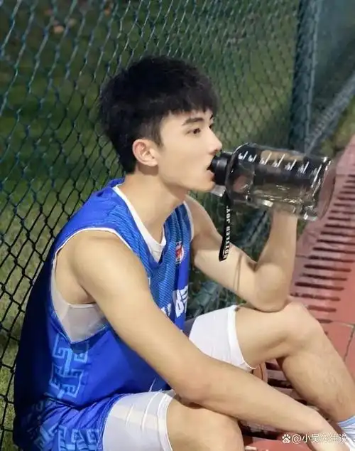 185cm篮球帅哥眉清目秀大长腿这样的体育生谁能不爱