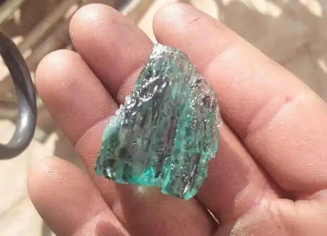 男子在云南捡到几个彩色石头,像玻璃一样透明_网易订阅