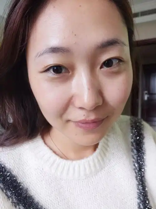 妆前我也是个普通人,皮肤暗黄,?痘痘 纯素颜的我是不是也非常平凡?