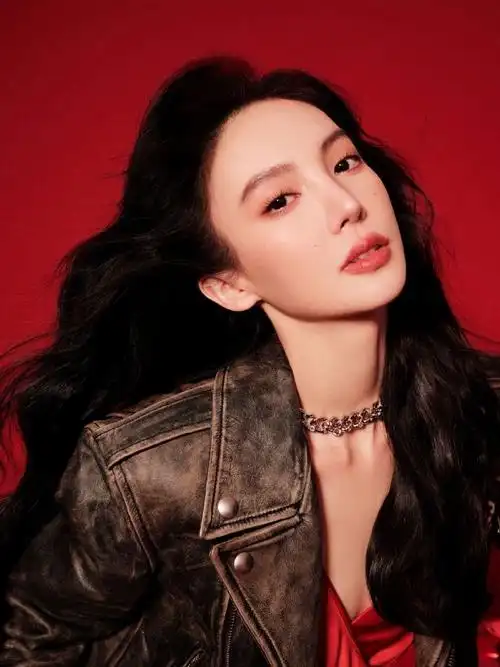 金晨皮衣红裙机车大片##金晨红裙机车氛围感大片