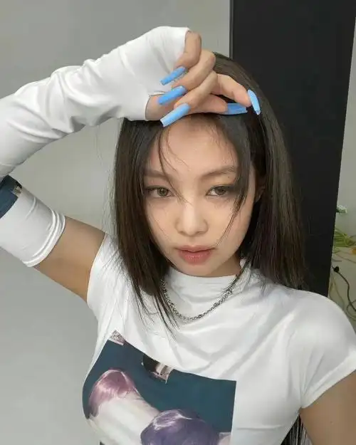 jennie白衣性感俏皮可爱温柔