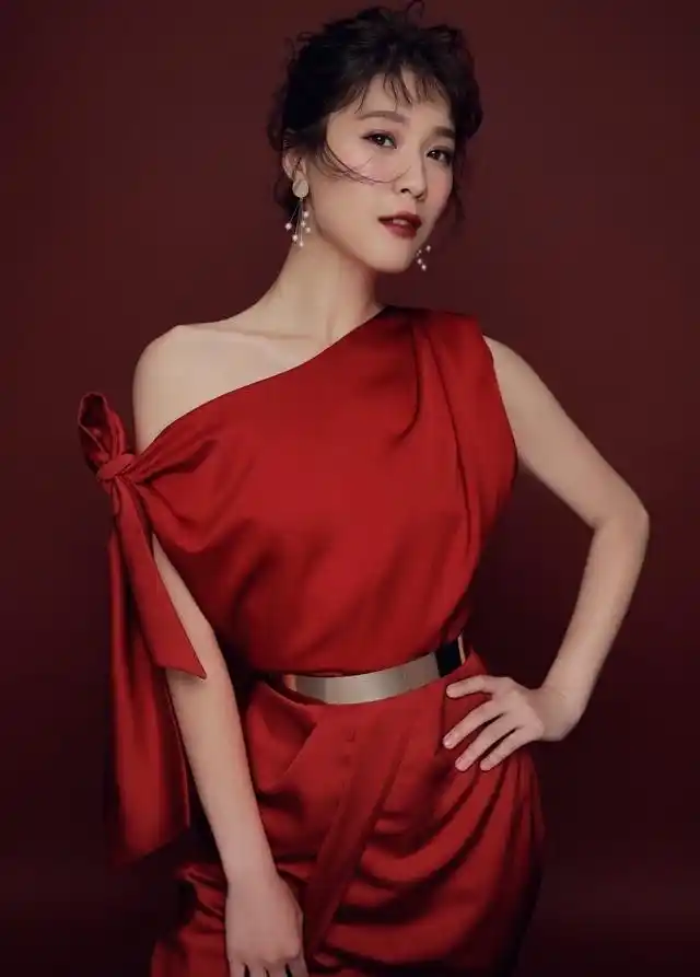 悦悦,新锐双语主持人,北京电视台金牌养生栏目《养生堂》主持人.