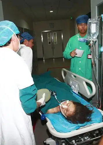 9月14日,医护人员将一名受伤者推进手术室接受治疗.