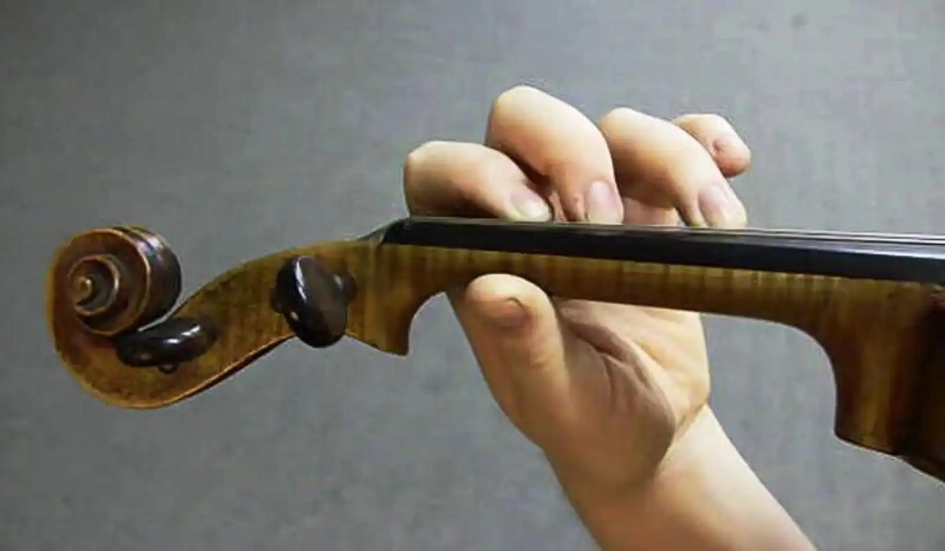 小提琴左手持琴姿势详解 图解 小提琴左手持琴正确示范(图1)(图2)