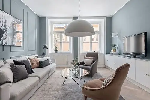 优雅的线条与大胆但凉爽的雾霾蓝墙壁相结合莫兰迪色展现出强大的