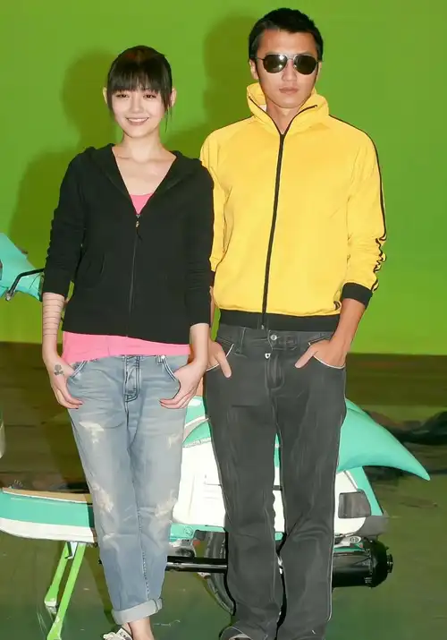 看来身高174.5的谢霆锋站在身高163的大s旁边,他才显得很高大_帅哥_个