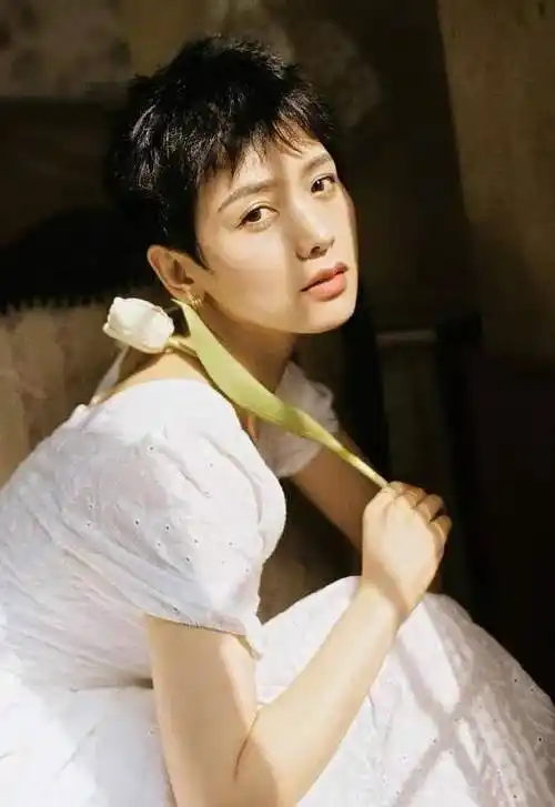 刘恺威的前前妻而她就是香港模特廖碧儿廖碧儿可以说是一个非常有才华