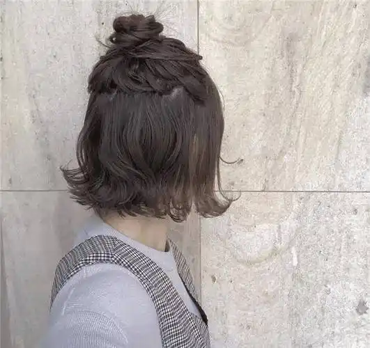 2022年流行短发扎一半减龄满分承包春夏的美