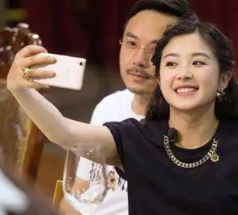 被迫成熟的张含韵,人缘好情商高,却不放大跟干爹刘德华的关系_张雨绮