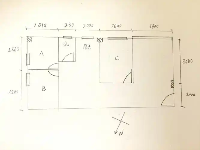 (这是一张现场量房画的草图)首先让大家看看房子的平面图:因为你要